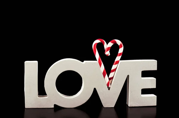 Velkými Písmeny Lásku Valentýnské Srdce Vánoční Cukroví Izolovaných Černém Pozadí — Stock fotografie