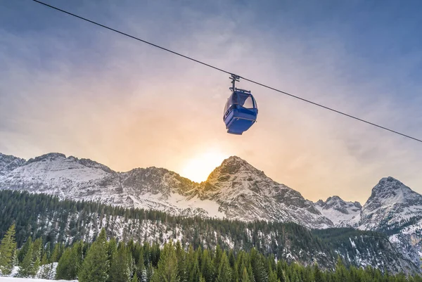 Seilbahnfahrt Über Die Österreichischen Alpen Mit Ihren Tannenwäldern Während Hinter — Stockfoto