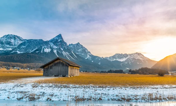 Vinter Alpin Landskap Med Äldre Trä Lada Alperna Bergen Frusen — Stockfoto