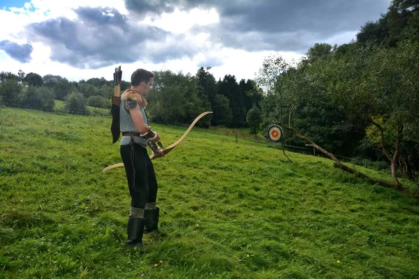 Young Medieval Archer Arrow Bow Straw Disc Green Nature — Stock Photo, Image