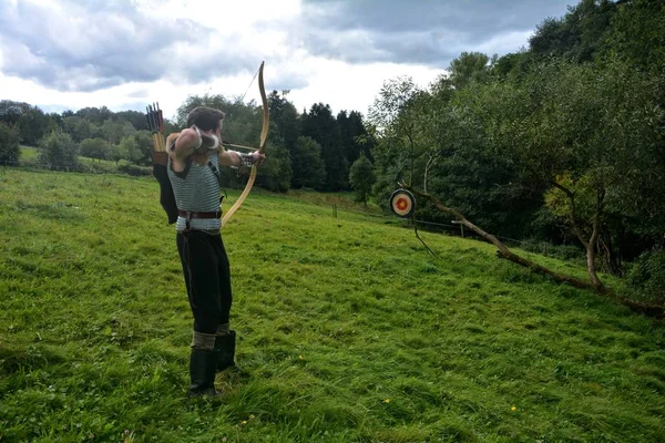 Joven Arquero Medieval Atrás Apunta Con Arco Flecha Sobre Paja — Foto de Stock