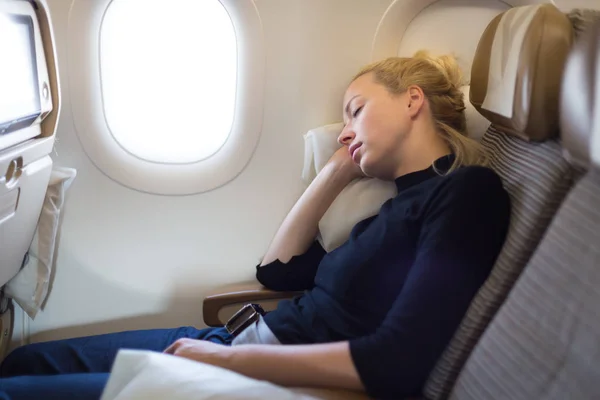 Cansado Rubia Caucásica Casual Dama Siesta Asiento Mientras Viaja Avión — Foto de Stock