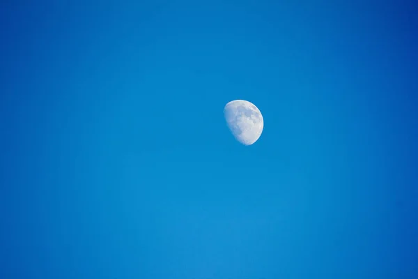 Měsíc Den Modrou Oblohou Styrii — Stock fotografie