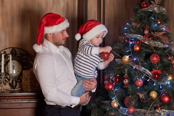 Мальчик Папой Украшают Елку Доме Счастливая Семья Новым Годом Рождеством — стоковое фото