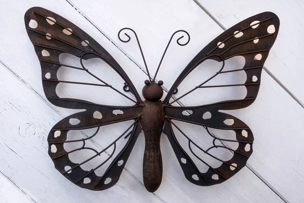 Бабочка Коричневого Металла Старой Светлой Деревянной Стене — стоковое фото