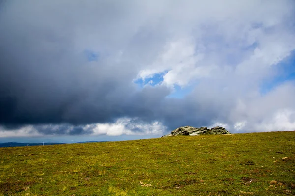 Roca Sobre Hierba Verde Marrón Sobre Pasto Montaña Frente Cielo —  Fotos de Stock