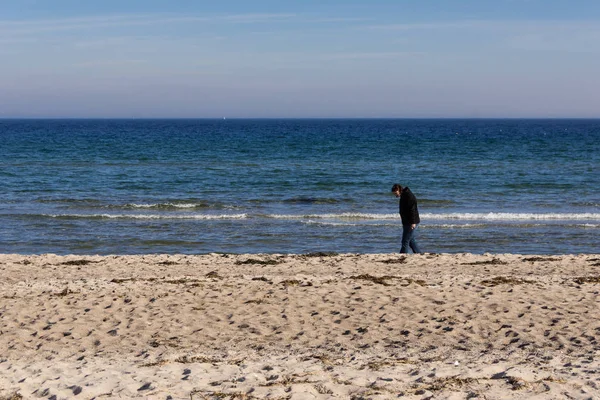 Genç Bir Kadının Etrafında Kappeln Plajda Yürüyor — Stok fotoğraf