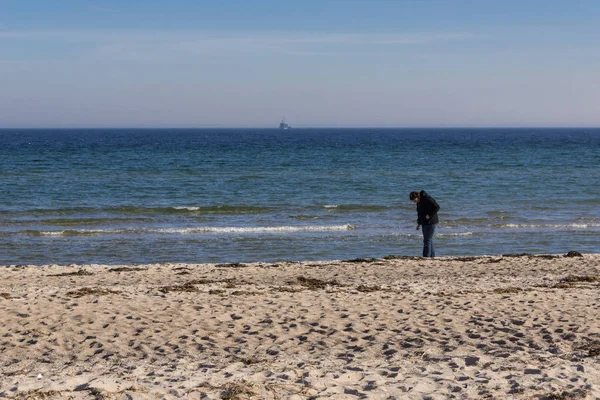 Genç Bir Kadının Etrafında Kappeln Plajda Yürüyor — Stok fotoğraf
