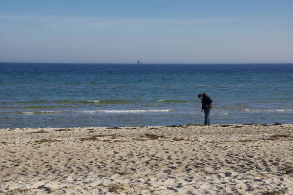 Una Giovane Donna Cammina Sulla Spiaggia Kappeln — Foto Stock