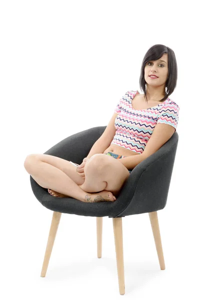 Junge Brünette Frau Sitzt Einem Sessel Isoliert Auf Weißem Hintergrund — Stockfoto