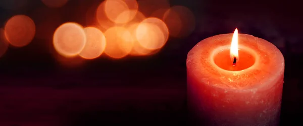 Brennende Kerze Für Stille Momente Auf Dunklem Hintergrund Mit Rotem — Stockfoto