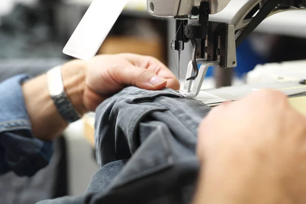 Mulher Cose Máquina Planta Produção Costura Roupas Por Costureiras Uma — Fotografia de Stock