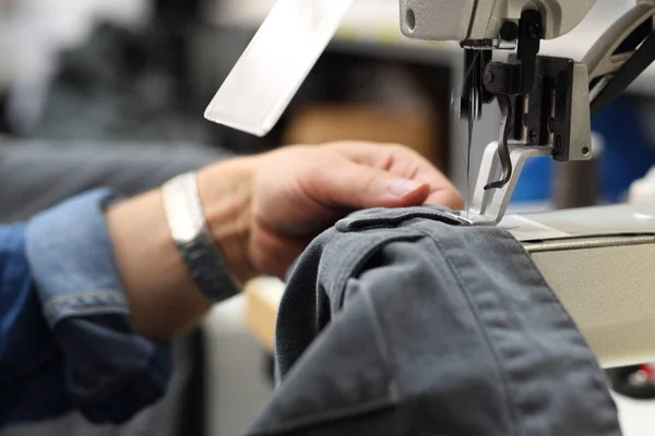 Пошив Одежды Швейной Машинке Производственном Цехе Шьет Сиамский Стресс — стоковое фото
