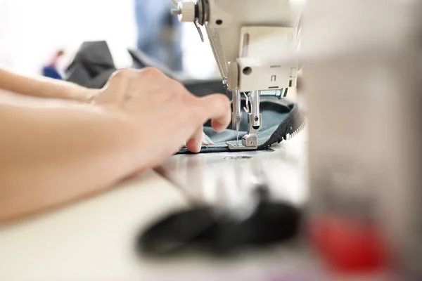 Пошив Одежды Швейной Машинке Производственном Цехе Шьет Сиамский Стресс — стоковое фото