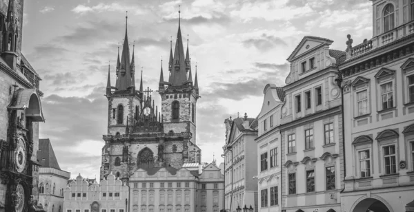 チェコ共和国のプラハの旧市街広場からティンと他の歴史的建造物の前に私たちの女性の教会と白黒の画像 — ストック写真