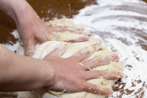 クローズアップ Fotograifrovannaya家でケーキを焼くための生地 女性の手は見ることができます — ストック写真