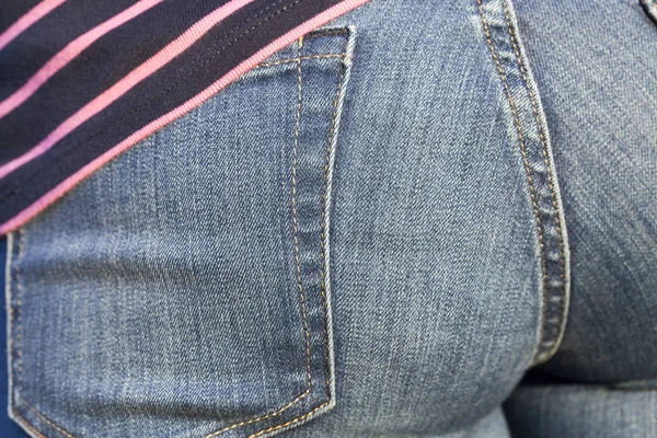 Blaue Jeans Mit Einem Mädchenbild Auf Der Rückseite Nahaufnahme — Stockfoto