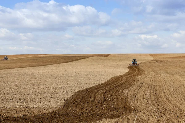 Jordbruksmarken Som Plöjde Traktor Som Beredde Marken För Plantering Våren — Stockfoto