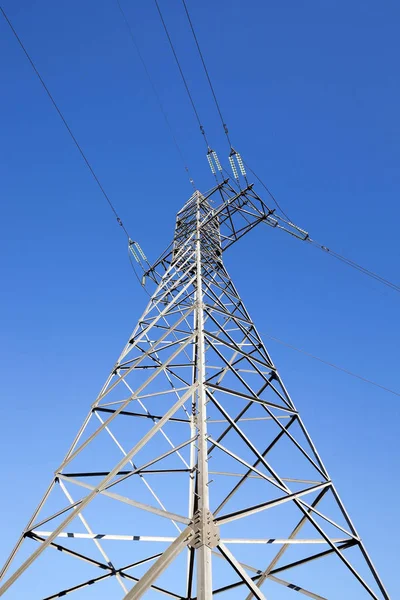 Mavi Gökyüzüne Sanayi Binalarına Karşı Gün Boyunca Tarlada Bulunan Elektrik — Stok fotoğraf