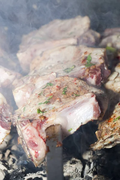 Nahaufnahme Von Fleisch Beim Kochen Von Dönerspießen Geringe Schärfentiefe — Stockfoto