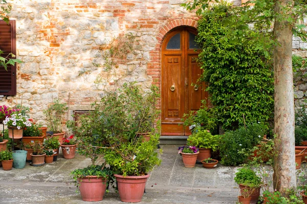 Trä Dörr Med Blomkrukor Medeltida Tuscan Staden Lucignano — Stockfoto