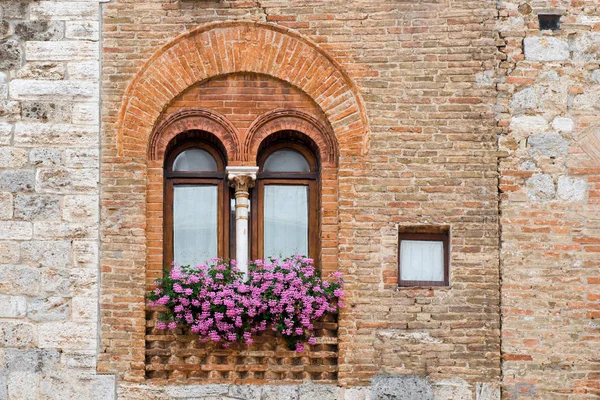 Ventana Antigua Con Flores Ciudad Medieval San Gimignano Toscana Italia — Foto de Stock