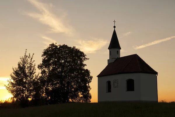 Mała Kaplica Pobliżu Steingaden Tuż Przed Zachodem Słońca — Zdjęcie stockowe