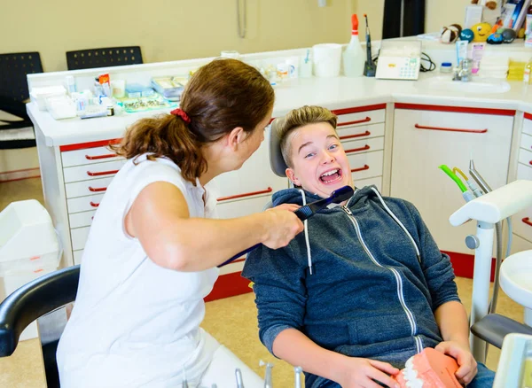 Tiener Wordt Behandeld Door Vrouwelijke Tandarts Tandheelkundige Chirurgie — Stockfoto