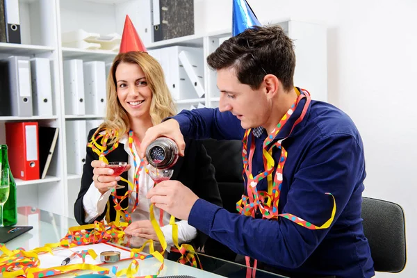 Jungunternehmer Und Geschäftsfrau Feiern Gemeinsam Büro — Stockfoto