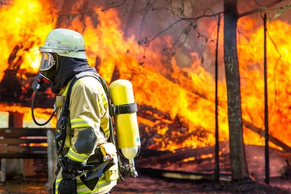 Пожарные Тушат Опасный Пожар — стоковое фото