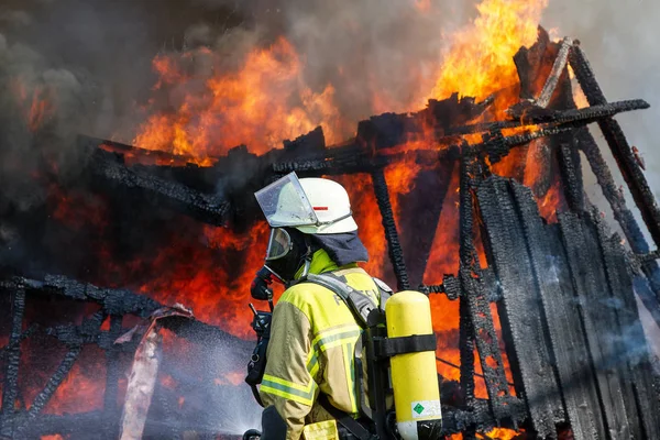 Пожежники Гасять Небезпечний Вогонь — стокове фото