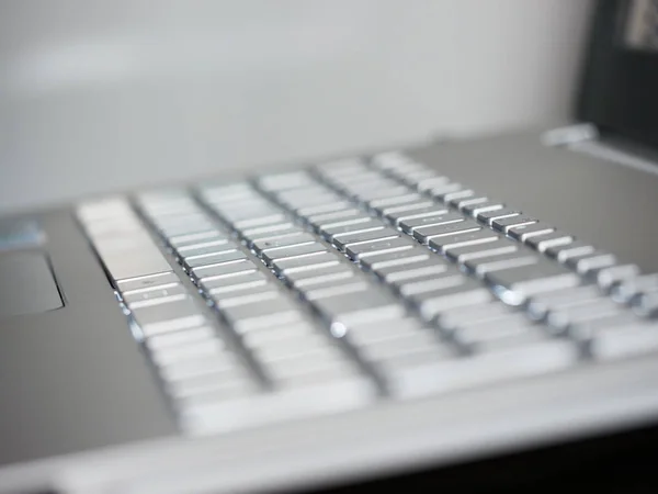 Resumen Primer Plano Teclado Portátil Plata Con Espacio Copia Dof —  Fotos de Stock