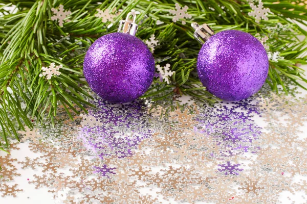 Έλατο Κλαδί Δέντρο Και Χριστουγεννιάτικα Παιχνίδια Μπιχλιμπίδι Και Νιφάδες Χιονιού — Φωτογραφία Αρχείου