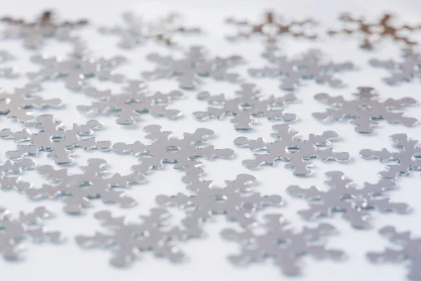 Kerstversiering Van Zilveren Confetti Sneeuwvlok Tegen Witte Achtergrond Met Mooie — Stockfoto