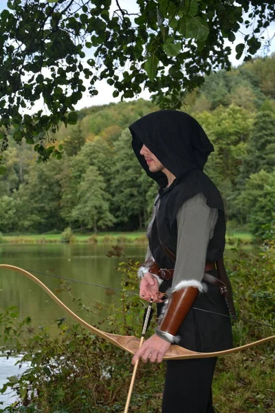 Arco Medieval Joven Con Capucha Negra Levanta Con Arco Tensado —  Fotos de Stock