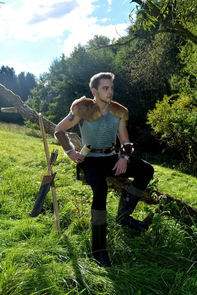 Joven Arquero Medieval Con Correo Cadena Sienta Rama Naturaleza Bajo —  Fotos de Stock