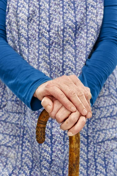 Ärztin Hält Die Hand Einer Alten Frau Mit Viel Zuneigung — Stockfoto