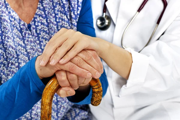 Vrouwelijke Arts Houdt Hand Van Een Oude Vrouw Met Veel — Stockfoto