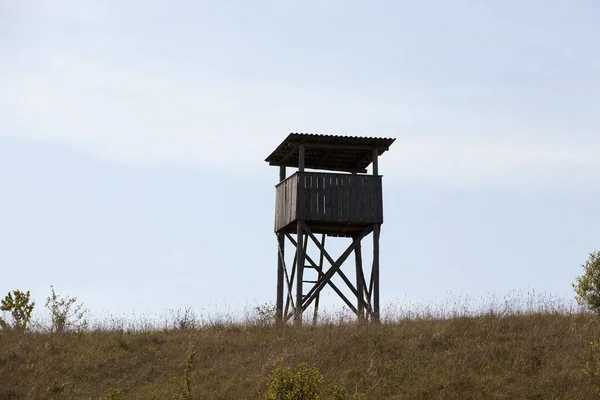 Dřevěná Věž Umístěná Kopci Fotka Byla Pořízena Oblačného Počasí — Stock fotografie
