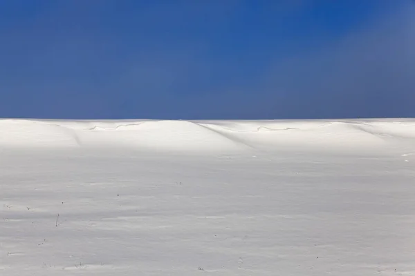 Фермерське Поле Сфотографоване Взимку Вкрите Білим Снігом Блакитне Небо Фоні — стокове фото