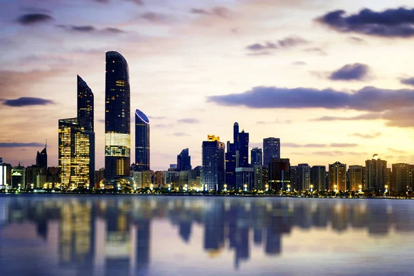 Panorama Abu Dhabi Por Noche Capital Los Emiratos Árabes Unidos —  Fotos de Stock