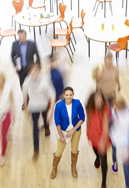 Vrouwelijke Leraar Klas Omringd Door Bewegende Studenten — Stockfoto