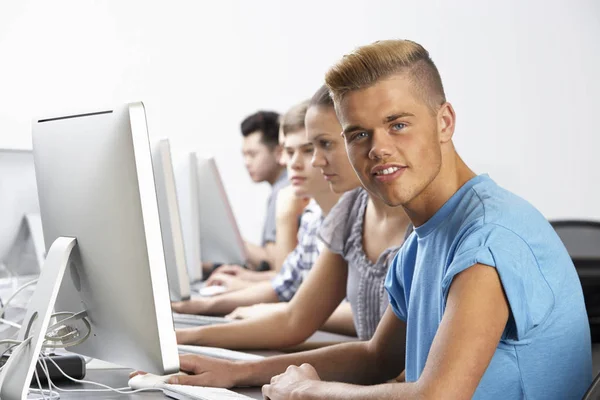 Grupo Estudantes Classe Computador — Fotografia de Stock