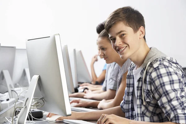 Grupo Estudiantes Clase Informática — Foto de Stock