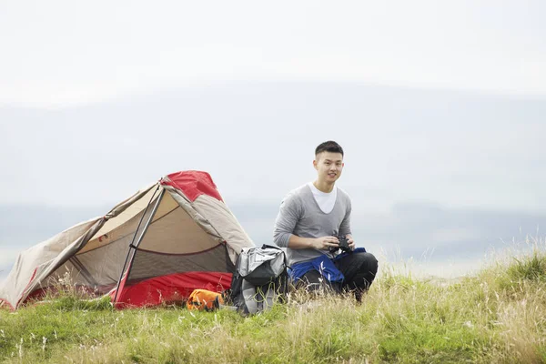 Giovane Uomo Campeggio Viaggio Campagna — Foto Stock