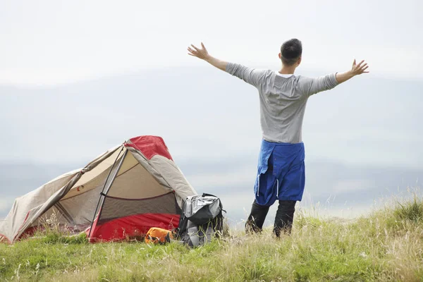 Giovane Uomo Campeggio Viaggio Campagna — Foto Stock