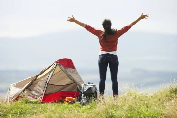 Adolescente Viagem Acampamento Campo — Fotografia de Stock