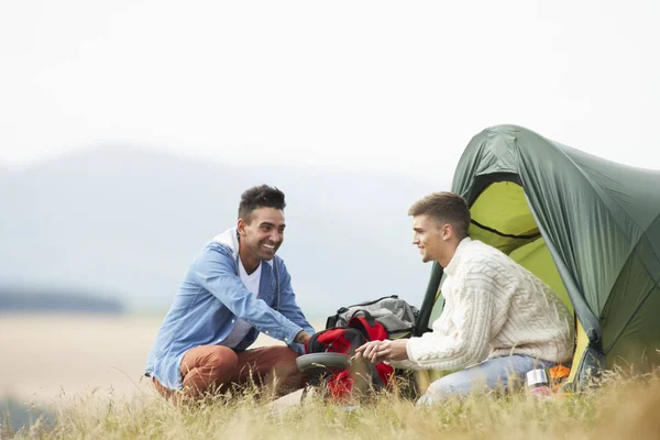 Due Giovani Viaggio Campeggio Campagna — Foto Stock