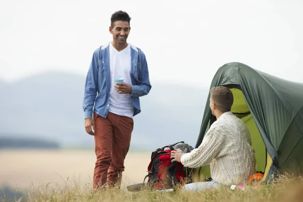 Due Giovani Viaggio Campeggio Campagna — Foto Stock