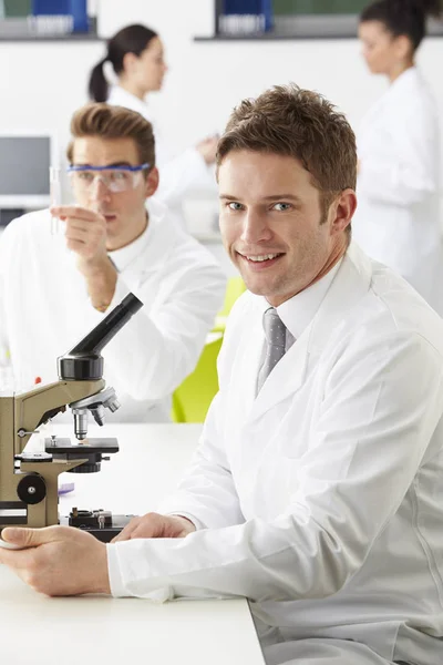 Technicians Carrying Out Research Laboratory — Stock Photo, Image